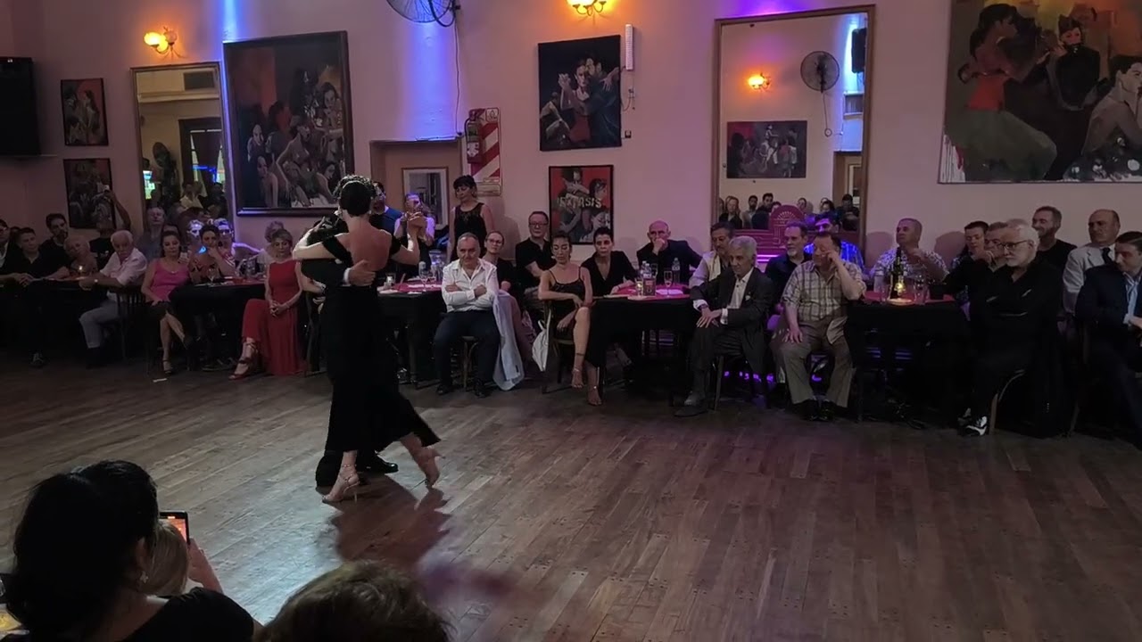 Patricia y Jakub bailan en 