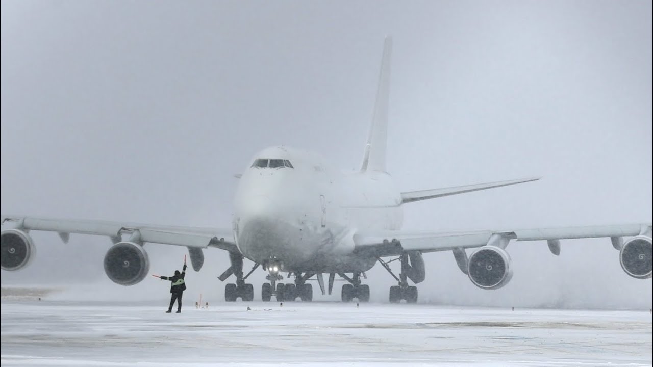 747 snowstorm arrival YHM!
