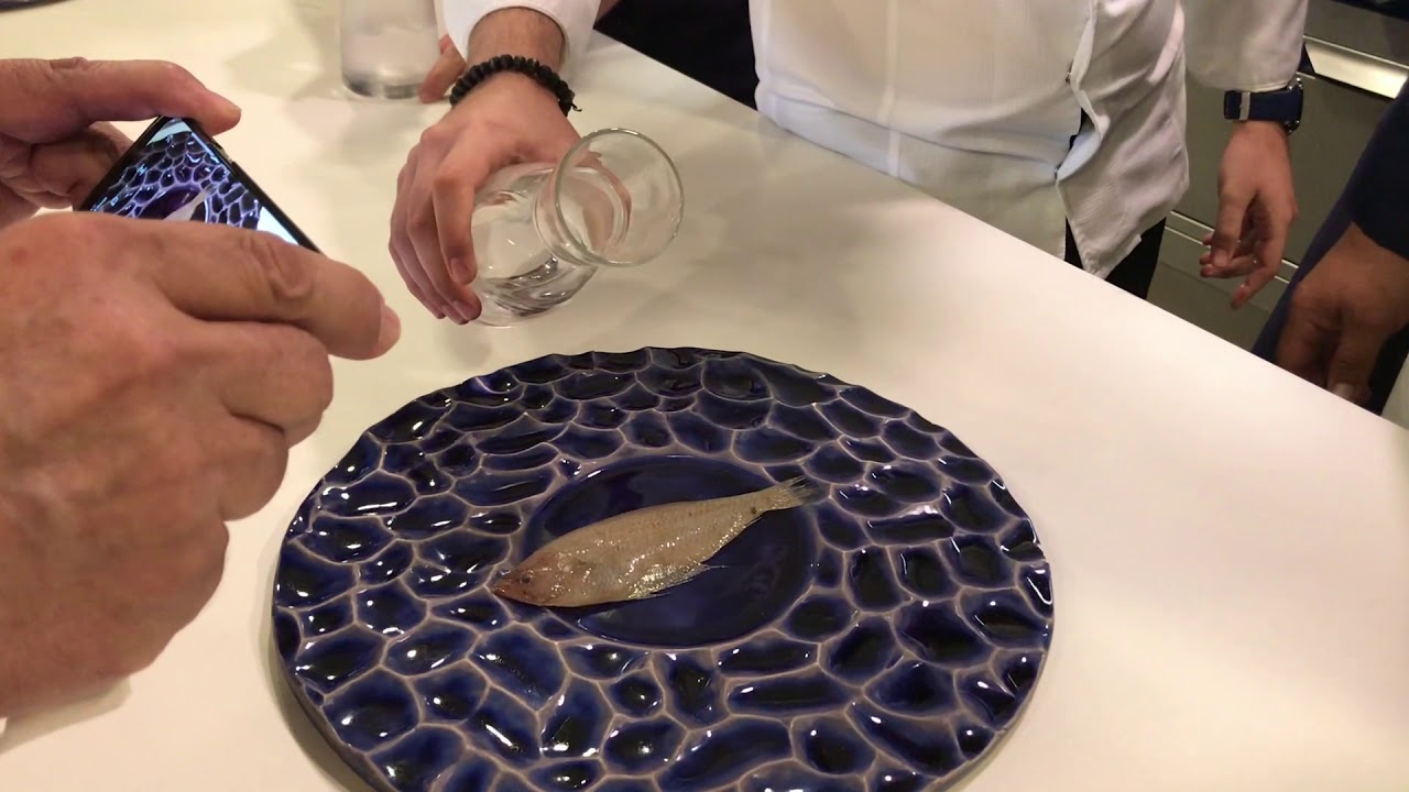 El chef Ángel León cocina con la sal en Aponiente