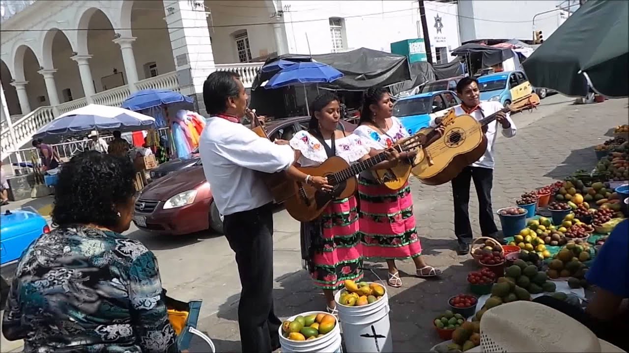 Hermanitas Valle cantando en la plaza de Acatlán de Osorio, parte 2