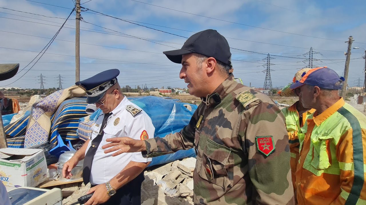  عجيب و غريب شاهدو  كيف تعامل قائد المقاطعة السادسة مع بعض  العائلات  بدوار لشهب بعد الهدم  