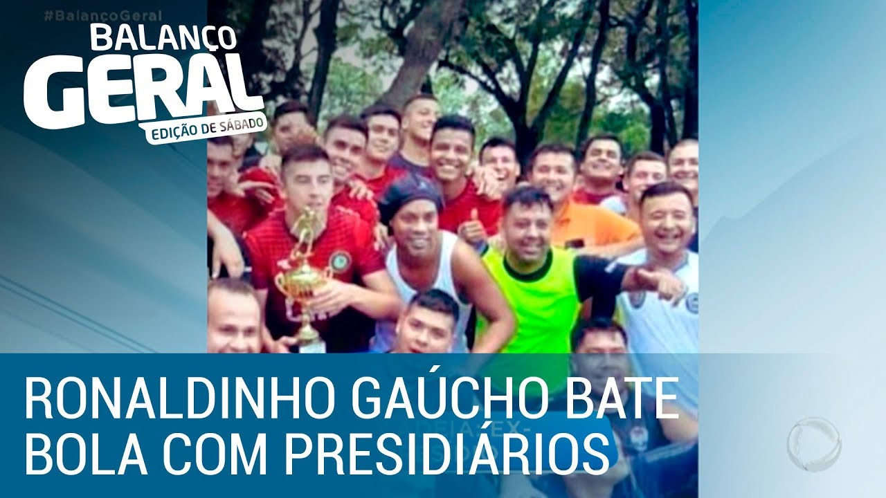 Ronaldinho Gaúcho participa de torneio de futsal no presídio paraguaio