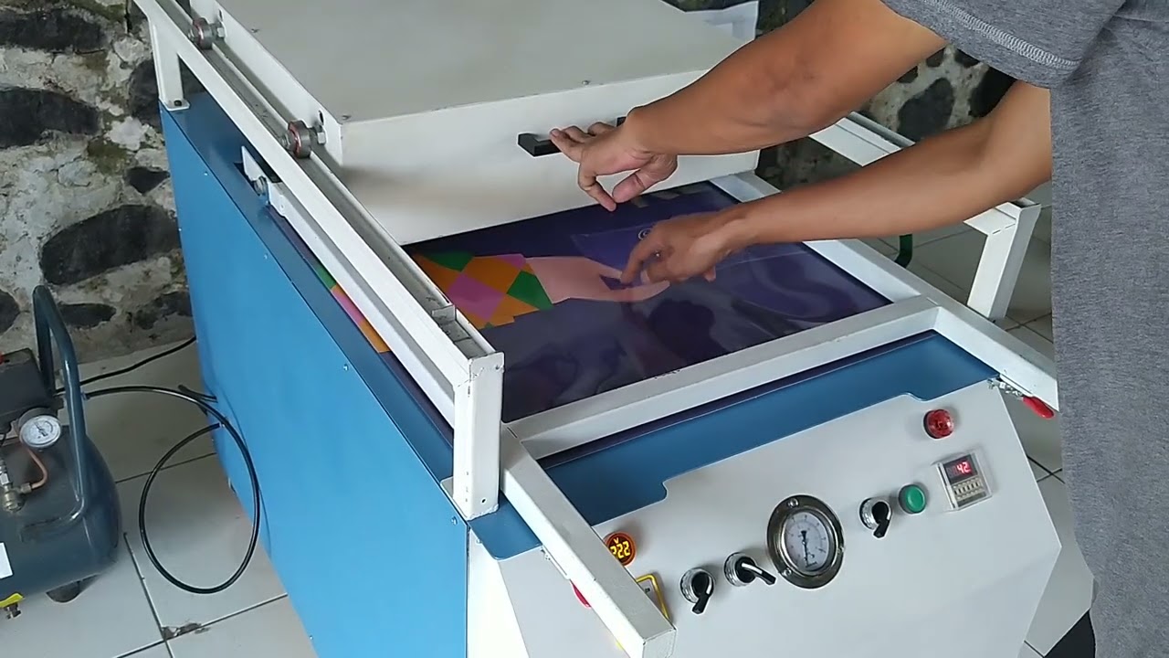 Mesin Vacuum Forming Test menggunakan Bahan PP Tebal 0,5 mm dengan Stiker Laminasi.