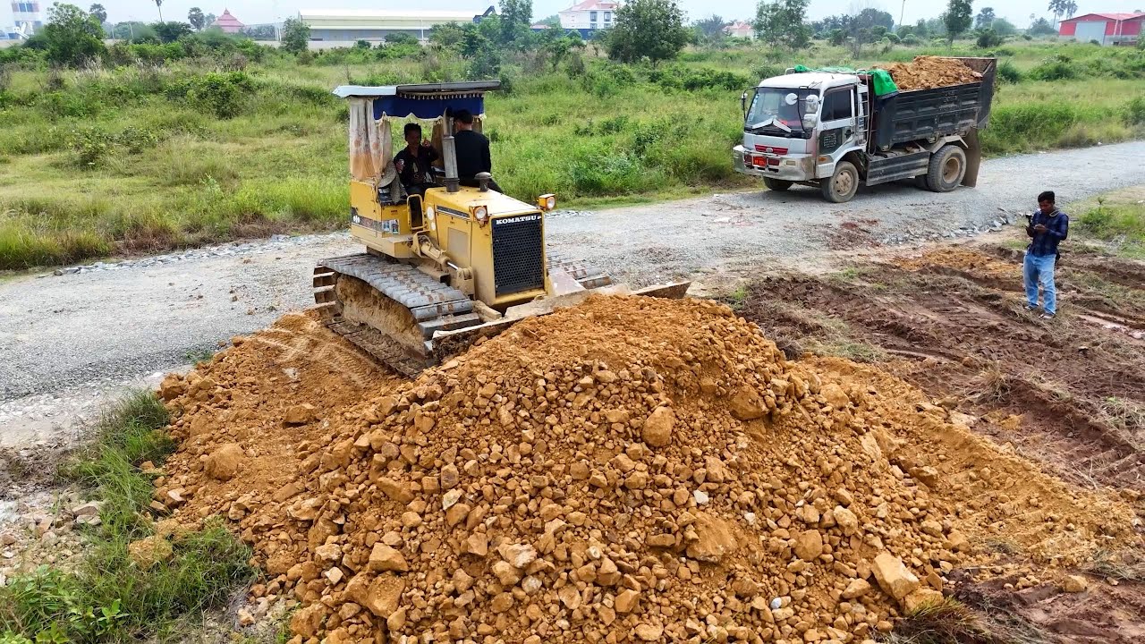 Just New Project!! Skilled Operation with KOMAT’SU Dozer and Dump Trucks Filling Flooded Land.