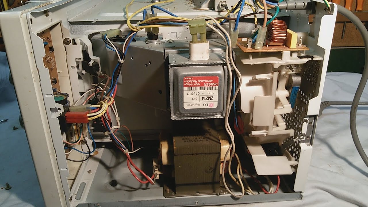 Come smontare un forno a microonde e cosa recuperare