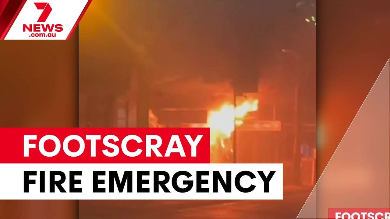 Женщину спасли во время пожара, уничтожившего магазины в Футскрае | 7NEWS