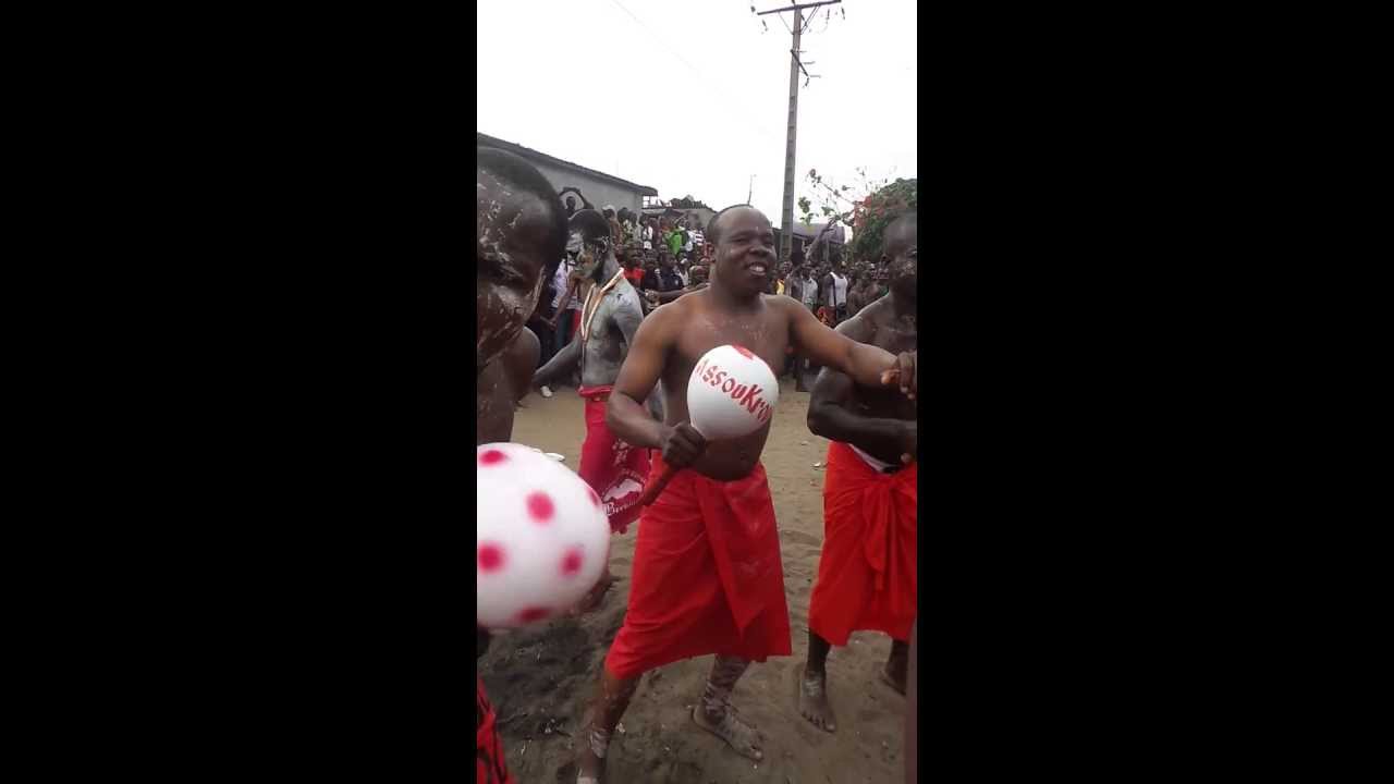 MAGIC SYSTEM EN DÉMONSTRATION DE DANSE COUTUMIÈRE À ANOUMABO.