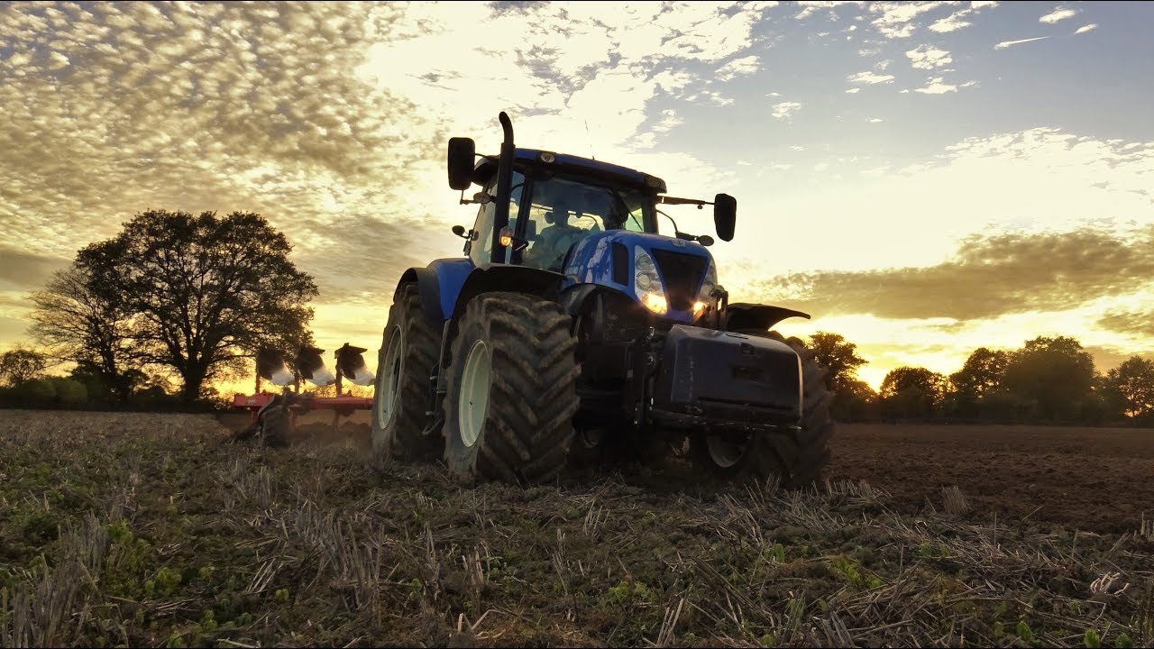New Holland  t7 250 auto commande et une charrue kuhn vari-master 153