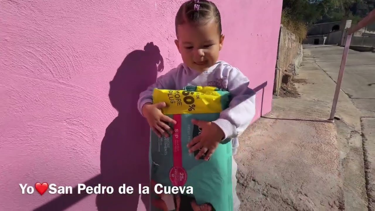 Doña Beba feliz de recibir pañales (zapetas dice ella) de Baviacora y apoyo económico desde España