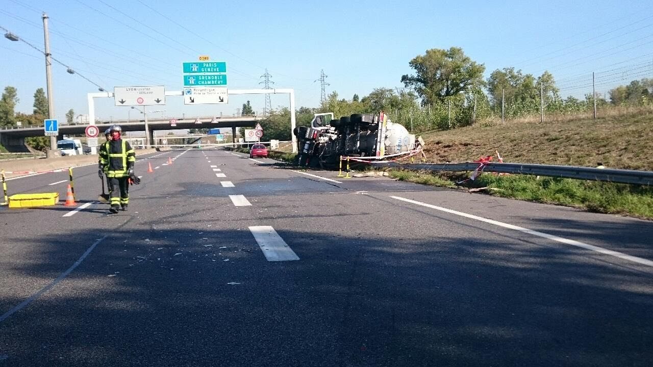 Retournement d'une citerne d'acide sulfurique sur l' #A7 &agrave; St Fons