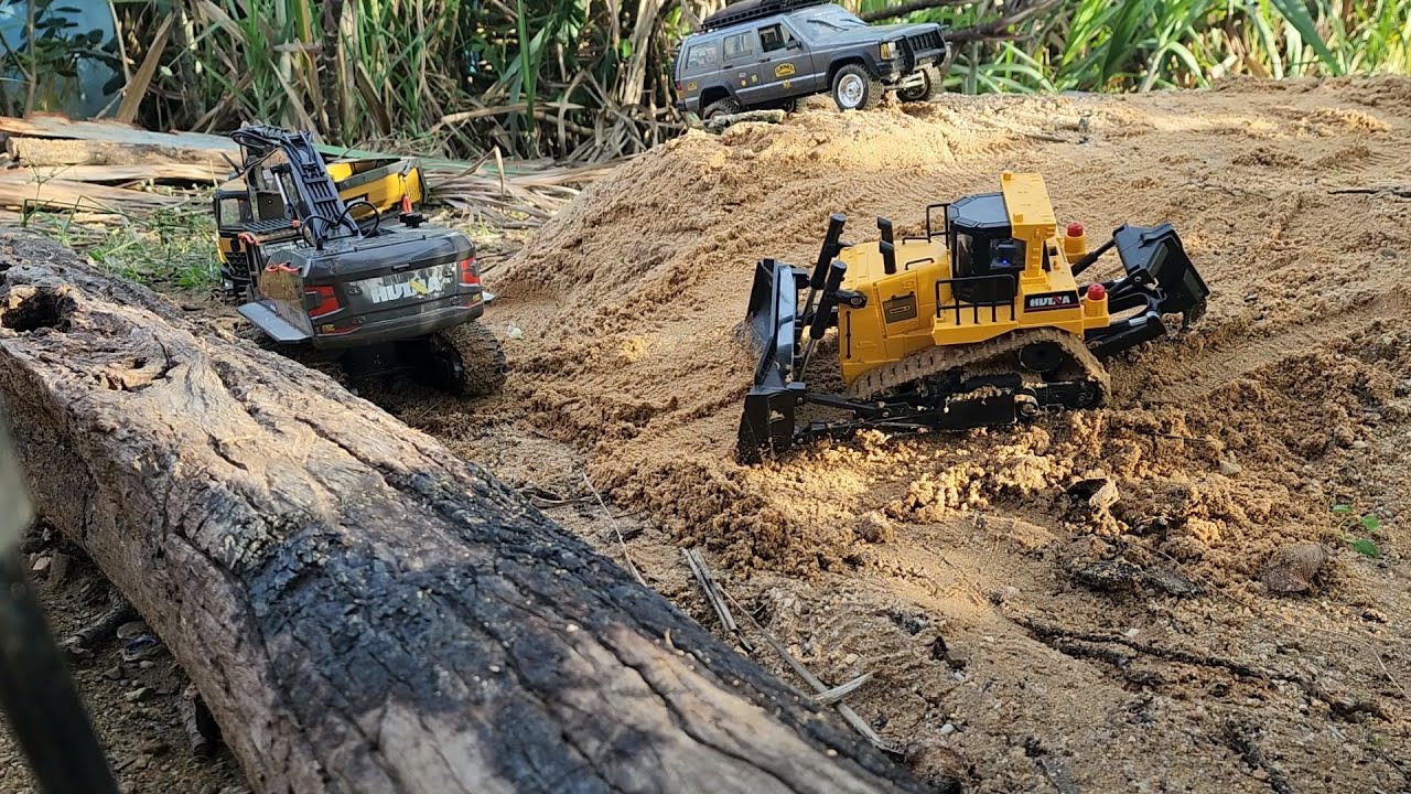 Epic RC Construction Action! Bulldozer & Trucks Working in Realistic Terrain