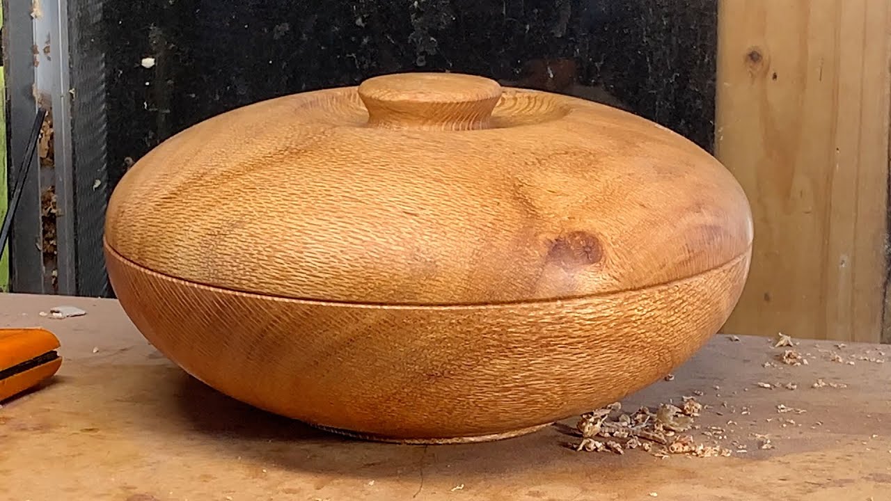 Richard Raffan turns a large crossgrain box with an inset knob