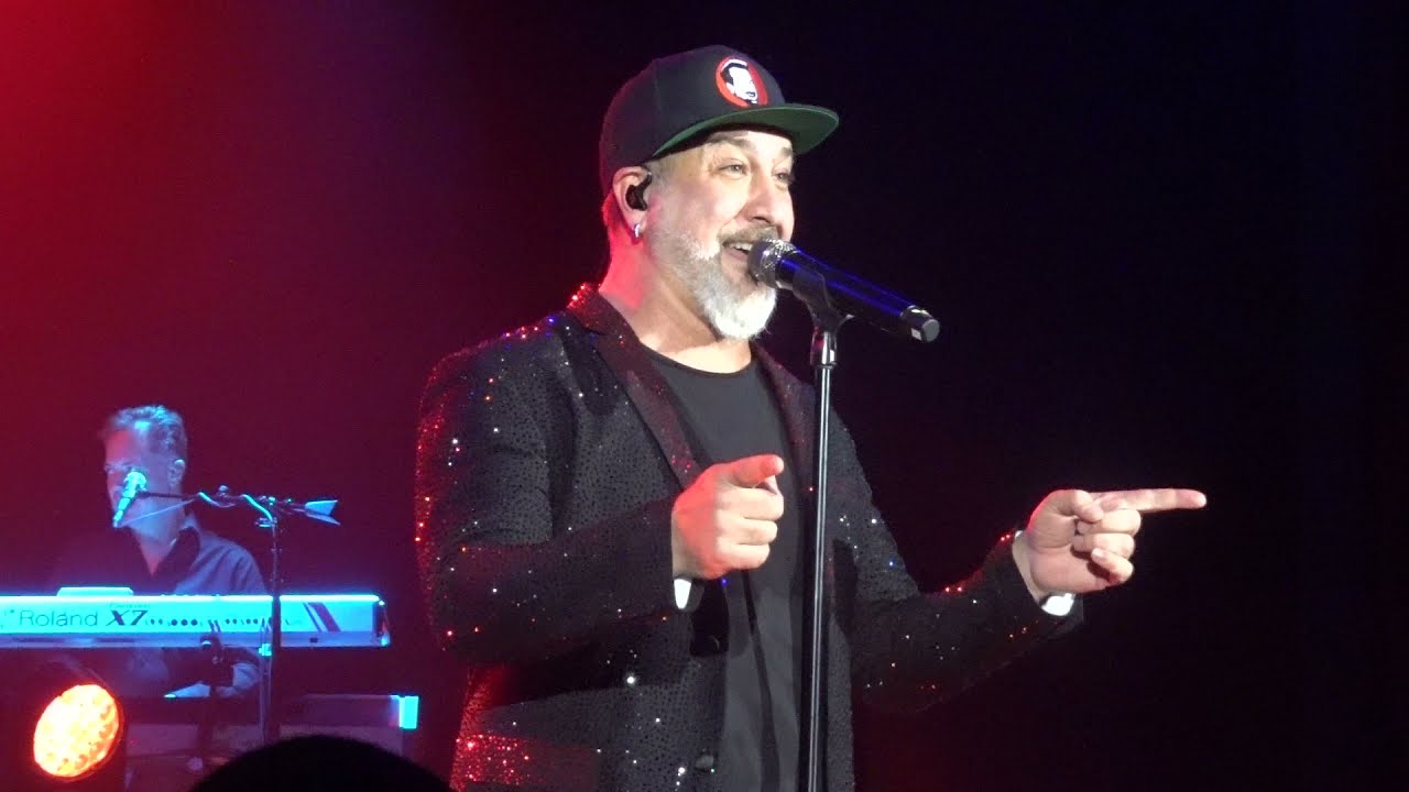 Joey Fatone singing 