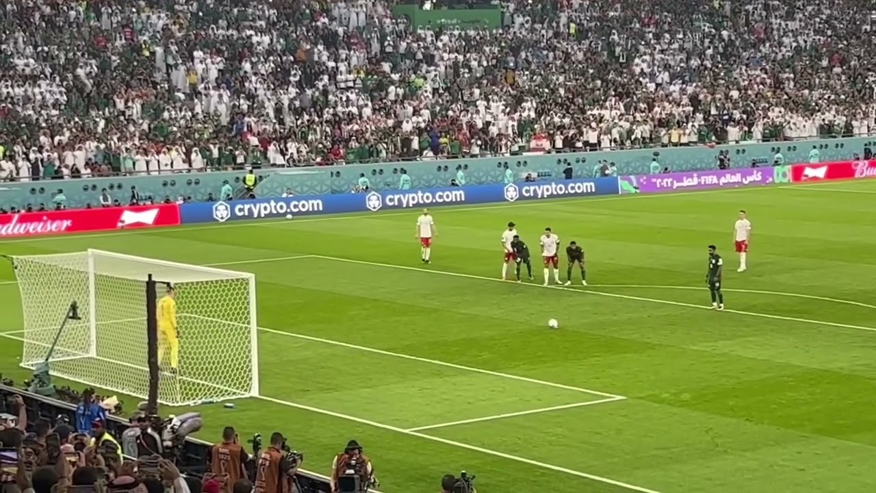 Wojciech Szczęsny broni rzut karny i dobitkę w meczu Polska &ndash; Arabia! Karny widziany z trybun