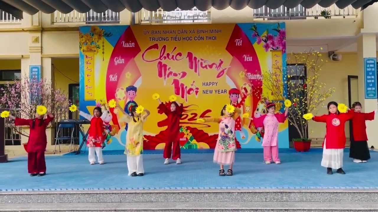 Bé đón Tết sang