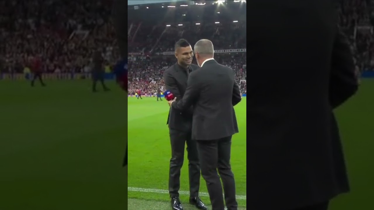 Casemiro came down to the pitch to greet Roy Keane before the game Mu vs Liverpool