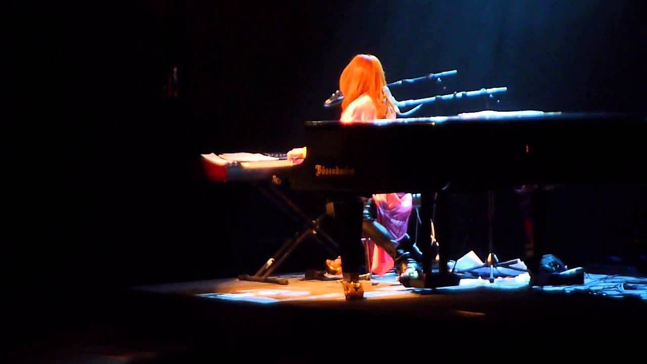 Tori Amos - Because the night (Patti Smith cover), live - Munich, 10.06.2014