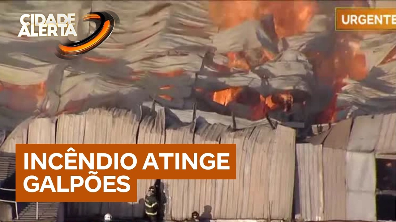 Incêndio de grandes proporções atinge galpões em São Mateus, zona leste de SP