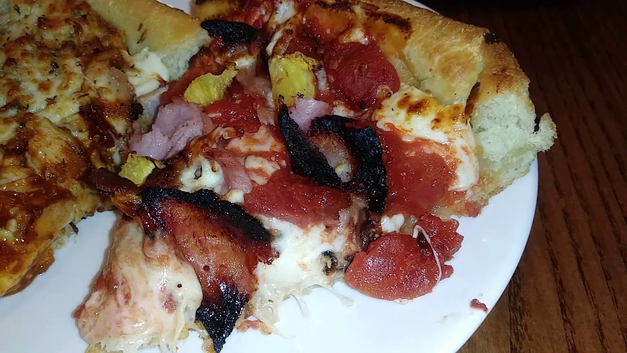 Uno's Chicago Grill, BBQ Chicken and Hawaiian close up