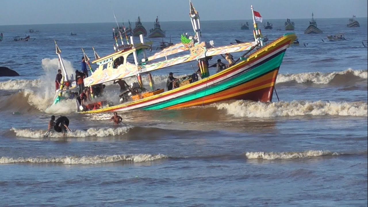 Sabtu 29/10/22 Ombak Membesar KM Tenggelam  Diombak Plawangan Pantai Puger dini hari 5:51 Pagi