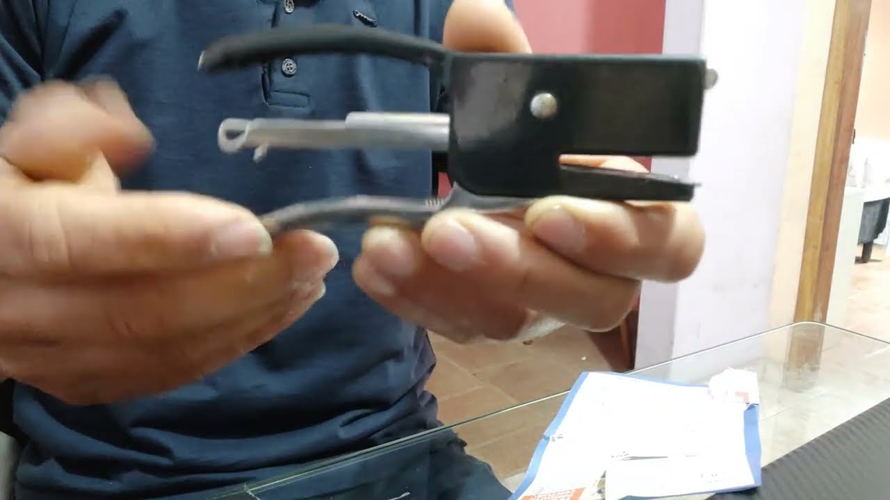 Como colocar grampos no grampeador alicate