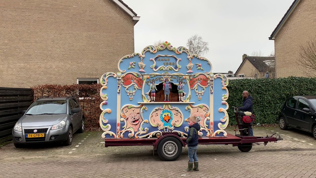 Draaiorgel de Pino in Scherpenzeel. Wijken lopen is nu weer helemaal “in”