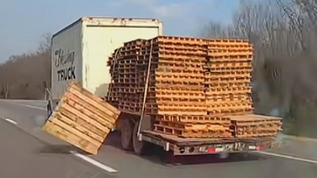 Idiots Laugh At Idiots In Cars 5