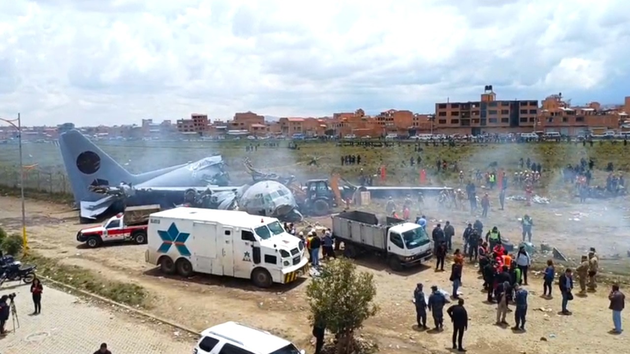 Bolivia. FATAL CAÍDA de Avión Militar en EL ALTO deja varias victimas fatales