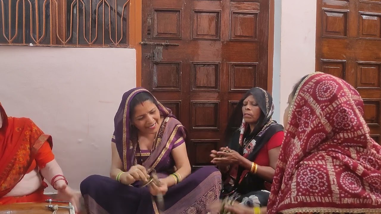 मैया मेरी झूल रही है पालना में मंजू सिंह भजन