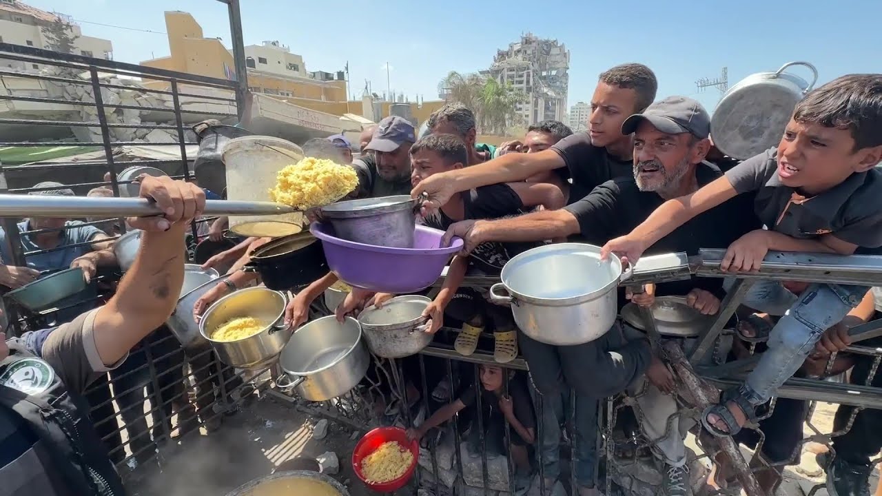 الجوع يطارد الغزيين ويدفعهم للبحث عن طعام مجاني