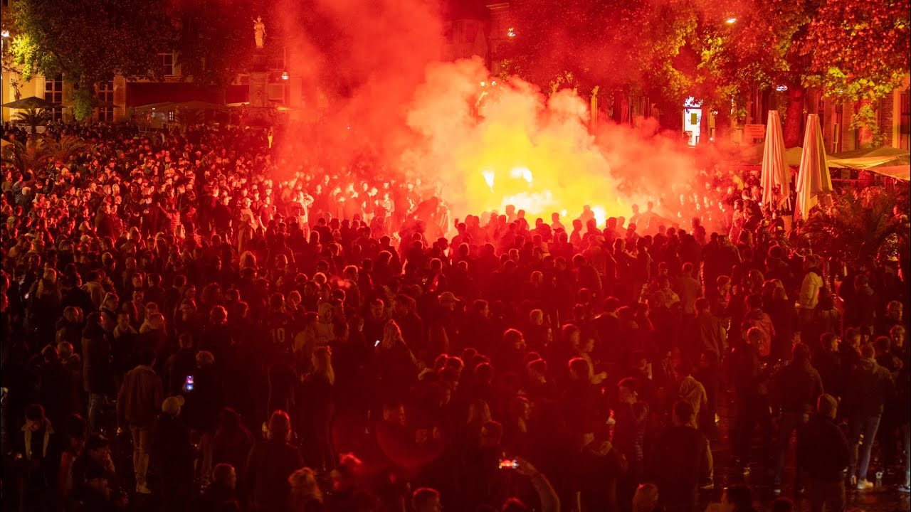 Volksfeest op Brink in Deventer na promotie GAE naar eredivisie