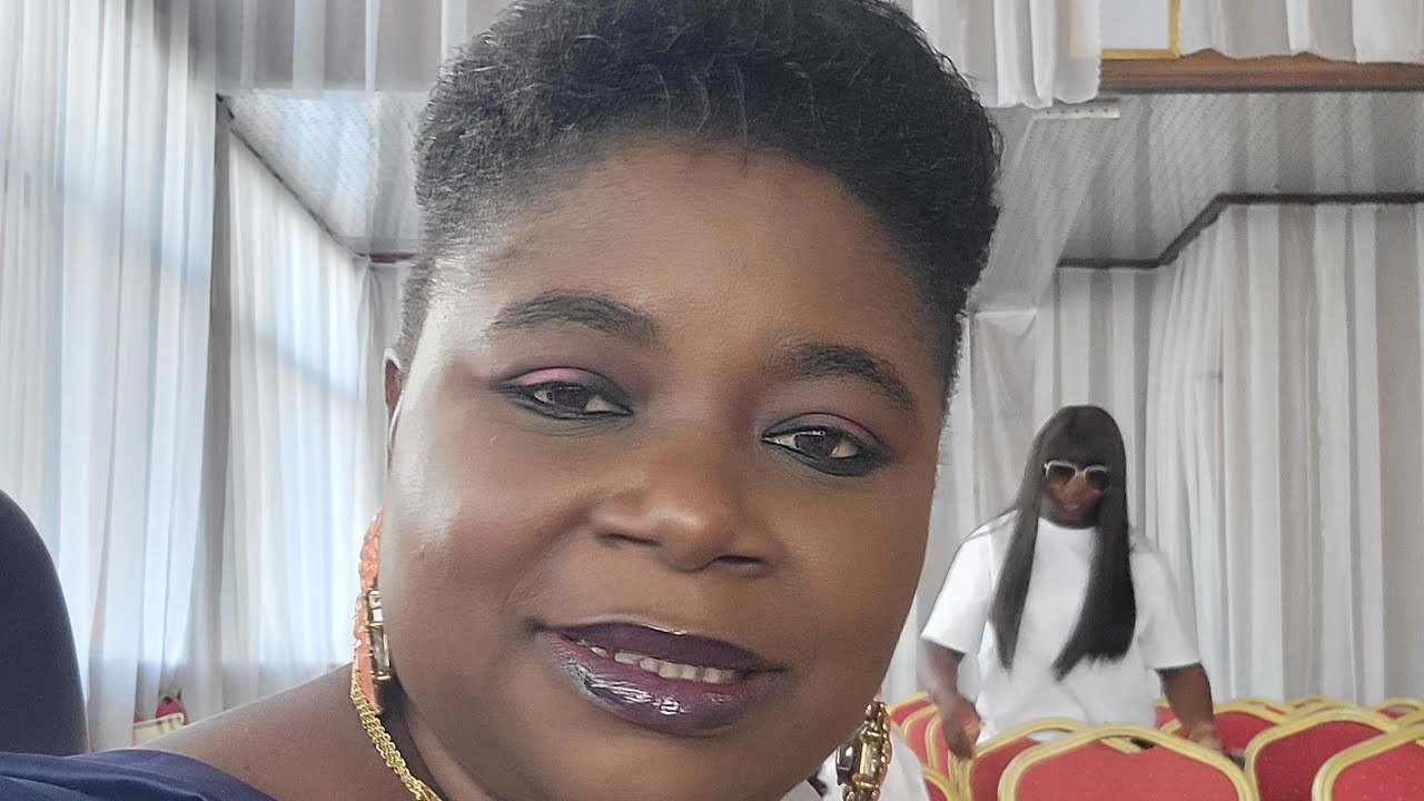 Кто-то закрыл лицо руками и безутешно заплакал.