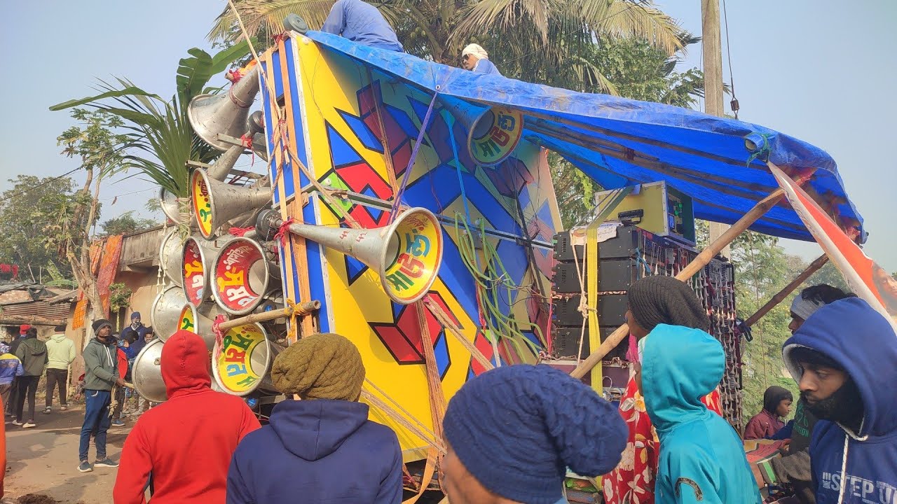 সুমন সাউন্ড নতুন বক্স বাজপড়া বেশ বাজিয়ে মাঠে ঢুকছে।