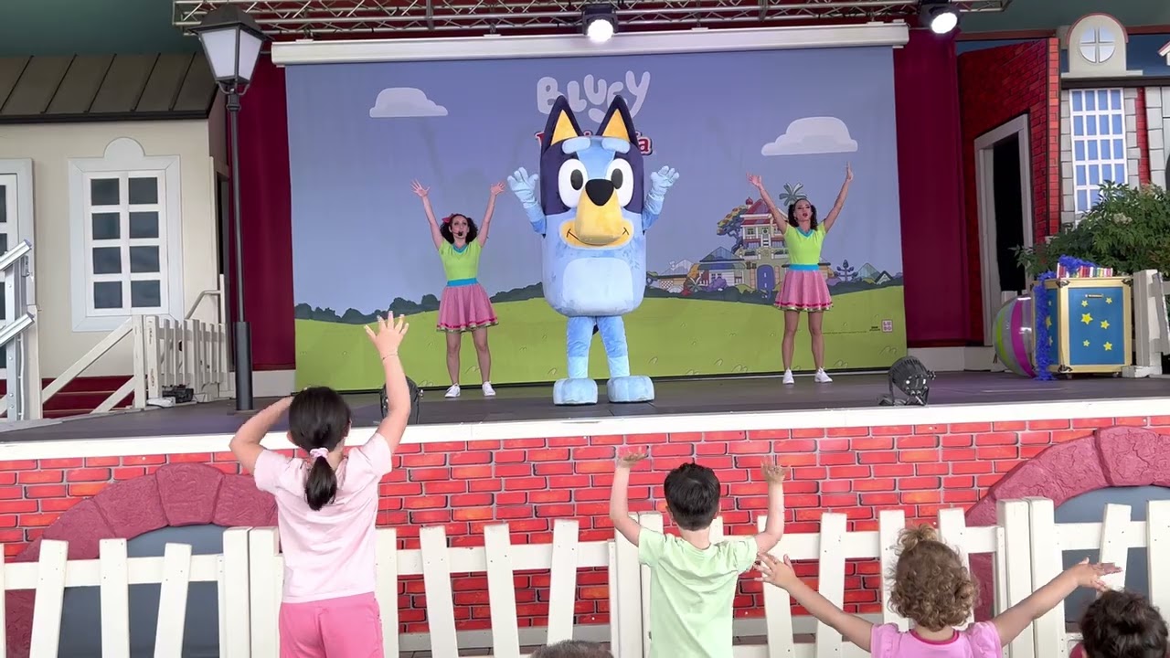 A LEOLANDIA BLUEY GIOCA con i bambini al gioco 2025 della palla volante!