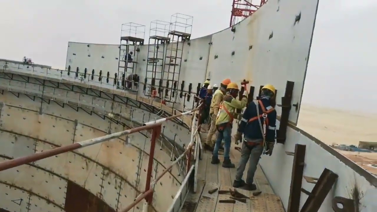 Smart manufacturing: Installing industrial tanks | Zhongneng Huajian metal structure