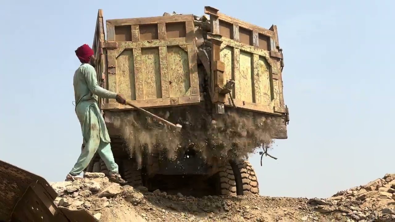 Powerful Rock Crushing Machine at WorkGiantMachine Breaking Huge RocksAmazing Rock Crusher in Actio