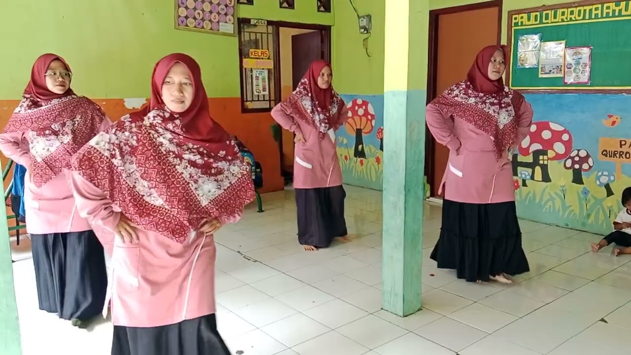 Latihan menari Padang bulan