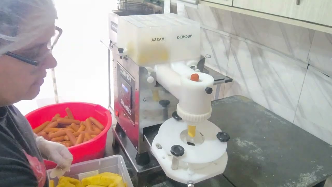 Produção de Enroladinho de Salsicha de festa | Passo a passo com Vivendo de Salgados