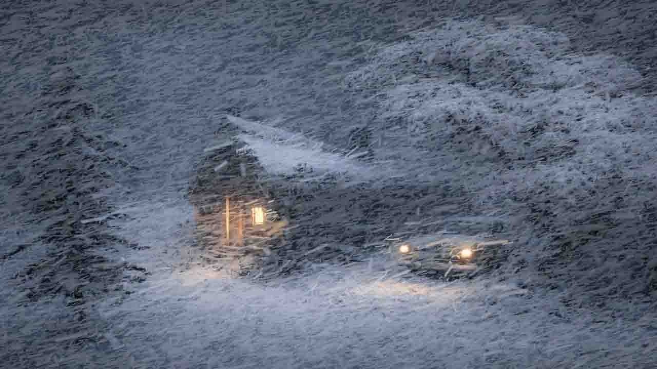 SURVIVING AMIDST the never-ending Arctic winter blizzards | Sounds of blizzards and howling winds
