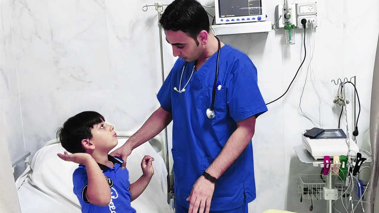 لما ابنك يبلع حاجة غريبة وتاخده عند دكتور💉 في المستشفى