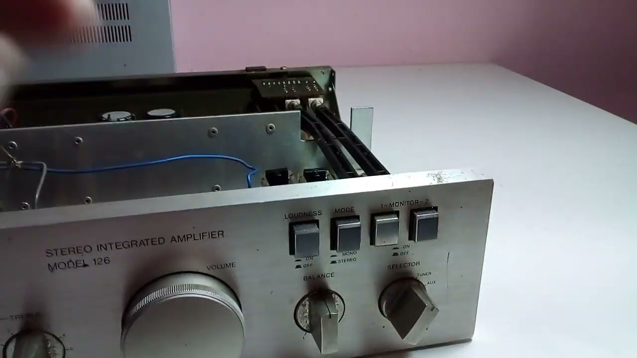 Amplificador Gradiente Model 126. Stereo Integrated Amplifier. Saída em curto, tecla loud travada .