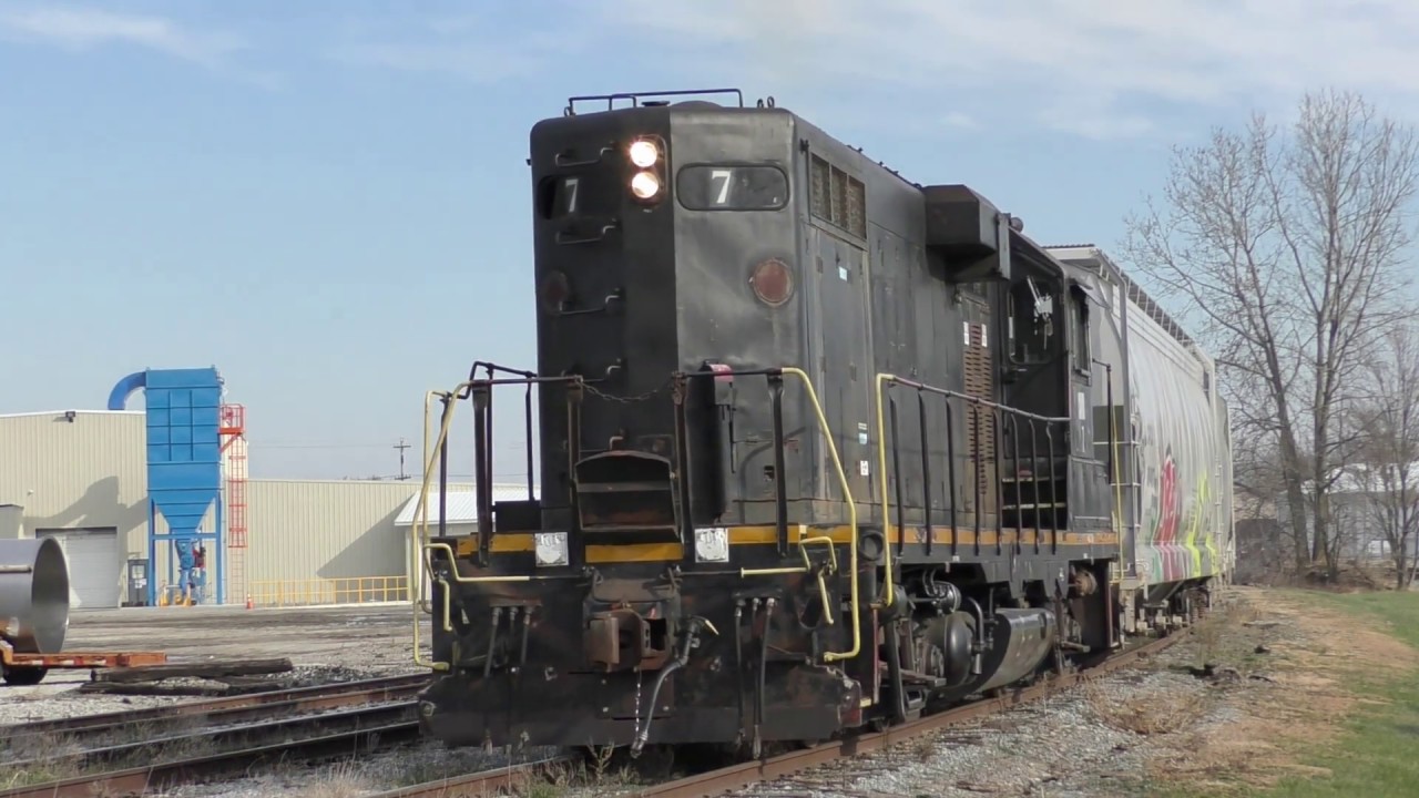 Wabash Central Railroad with CNUR 7 GP11 in Bluffton