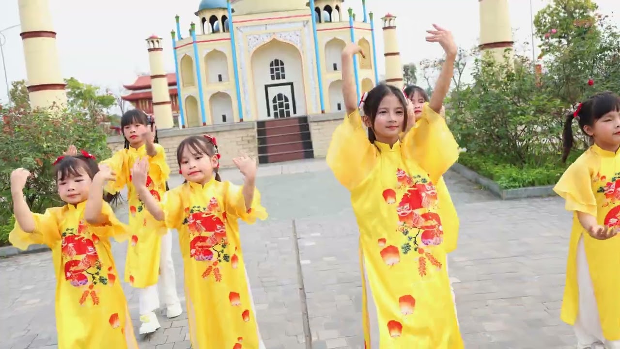 Bạn Ngọc Ánh múa Mashup Nàng Xuân cùng CLB thiên Thần Nhỏ