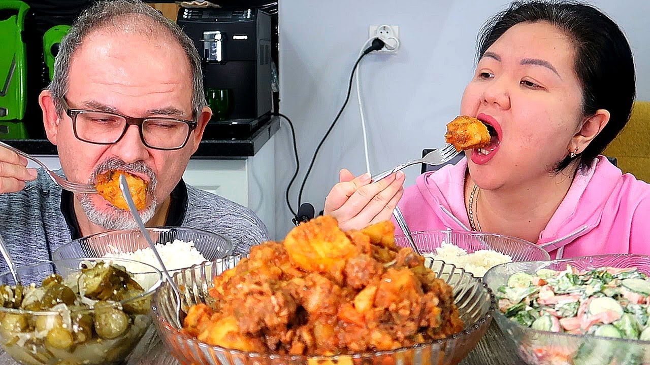 Мукбанг ЖАРКОЕ из КУРИНОГО СУПОВОГО НАБОРА, РИС, САЛАТ из ПОМИДОРОВ И ОГУРЦОВ, САЛАТ из ОГУРЦОВ