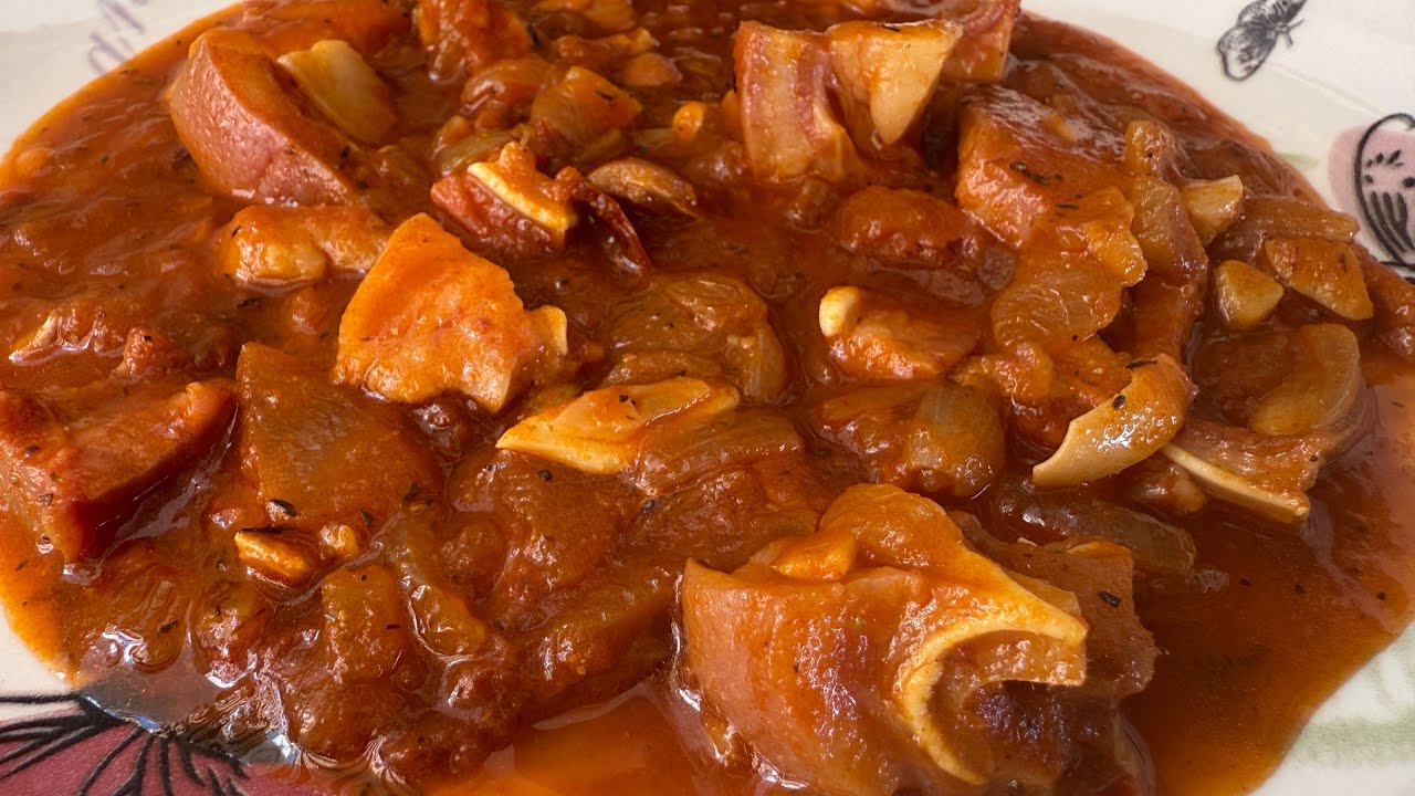 Oreja de cerdo adobada en salsa