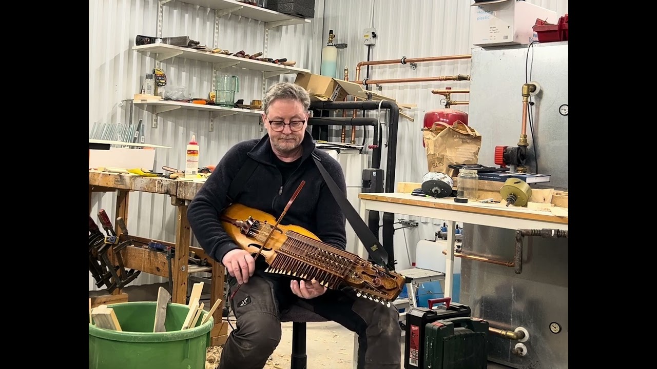 Polska som Per Hellstedt spelade för Baron De Geer, på nyckelharpa Anders Mattsson