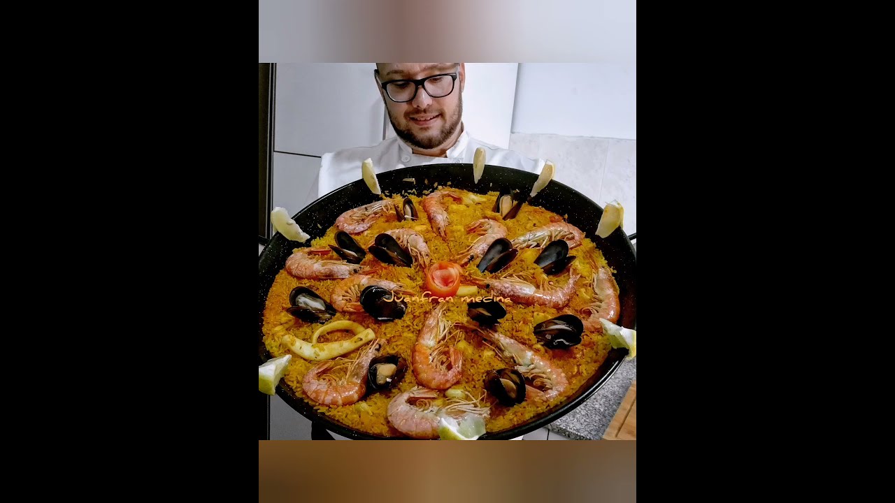 paella con sepia, langostinos y mejillones