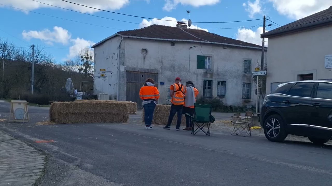 Un coffre d'une voiture s'ouvre apés le ralentisseur Rallye National de Meuse 2026