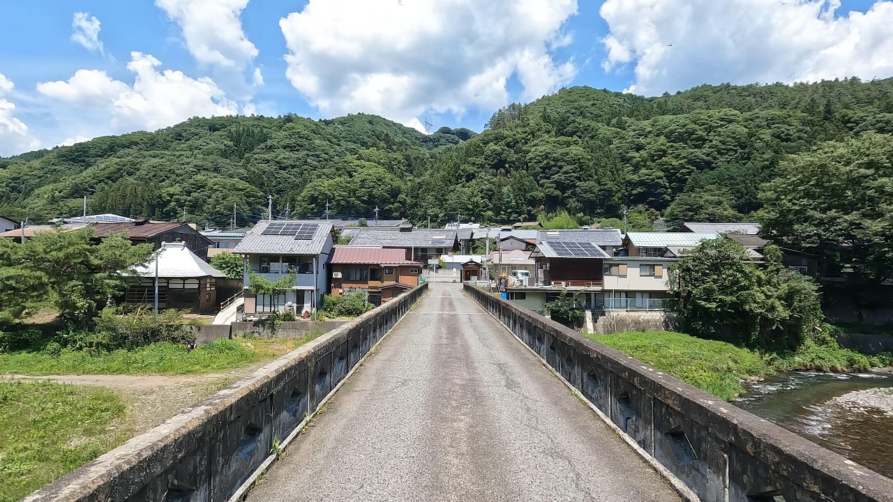 【群馬県上野村】清流に架かる橋の先に田舎に帰ったような古民家集落