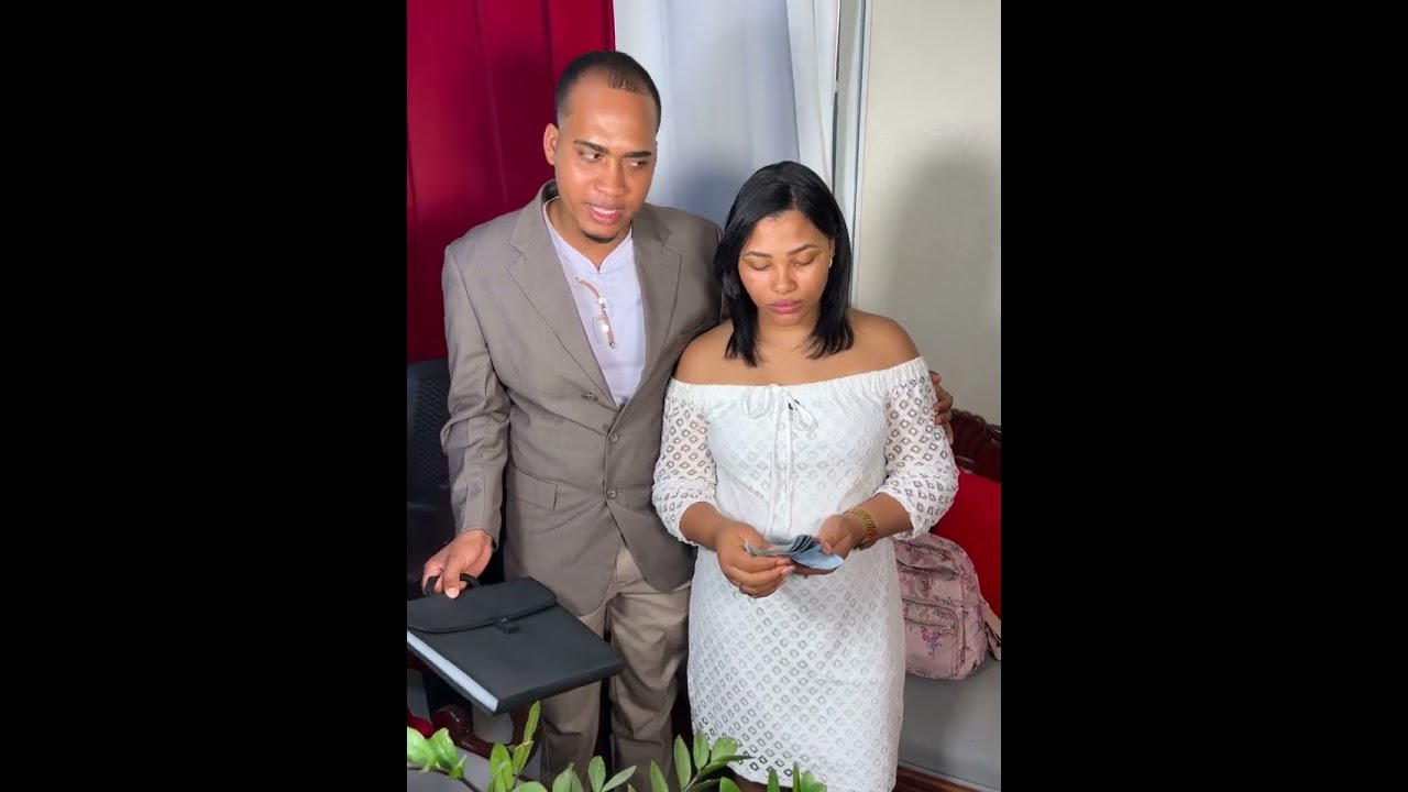 Le saca el dinero de la caja fuerte a su hija y le echa la culpa a la empleada 😳😱         